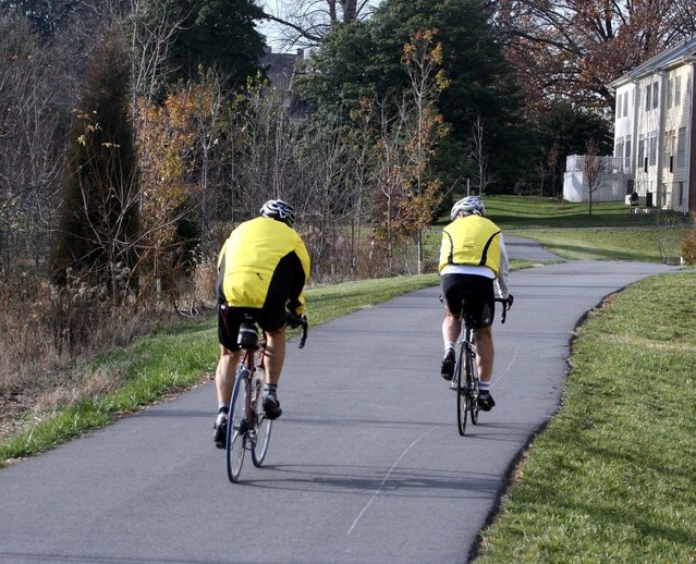 dvojice cyklistů na cestě